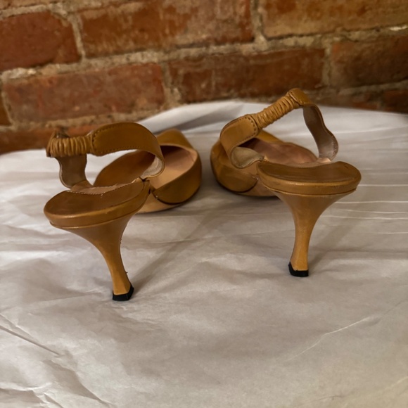 Manolo Blahnik Carolyn kitten heel slingback pumps in a tan/mustard color. Size - Picture 2 of 5
